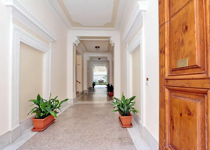 Lucky Domus Pensión 2*